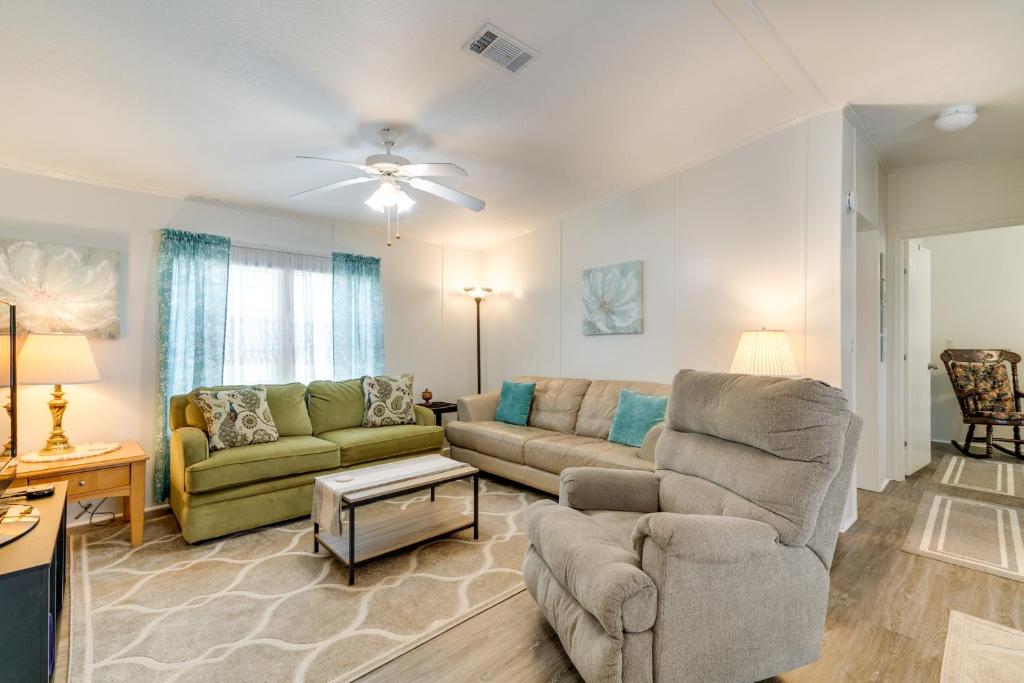 sala de estar con sofá y silla en Weeki Wachee Vacation Rental about 13 Mi to the Ocean!, en Spring Hill