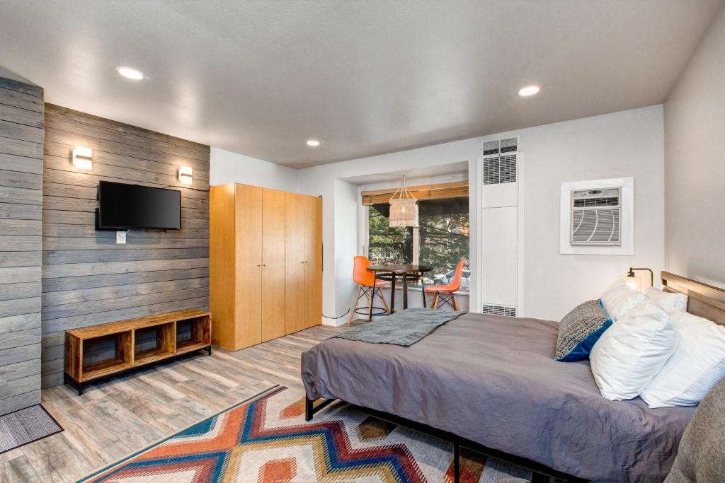 um quarto de hotel com uma cama e uma televisão de ecrã plano em Prospector Studio Getaway em Park City