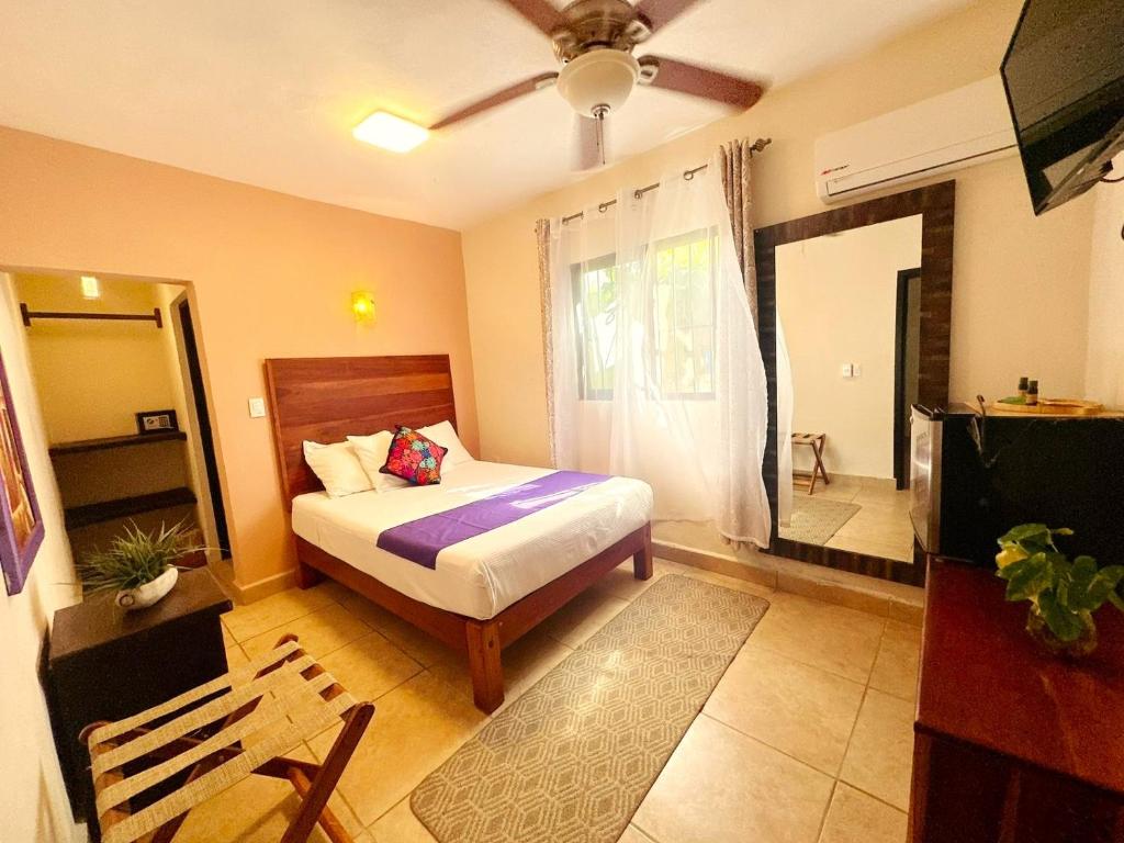 Postel nebo postele na pokoji v ubytování El Roble Hotel