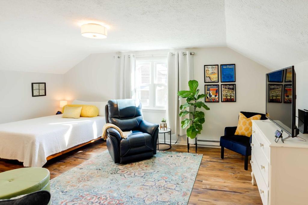 Postel nebo postele na pokoji v ubytování Cozy Norwalk Apt Near Cedar Point and Kalahari!