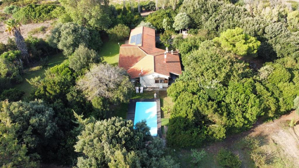 an aerial view of a brick house in the woods at Sardinia Ovest 2 in Putzu Idu