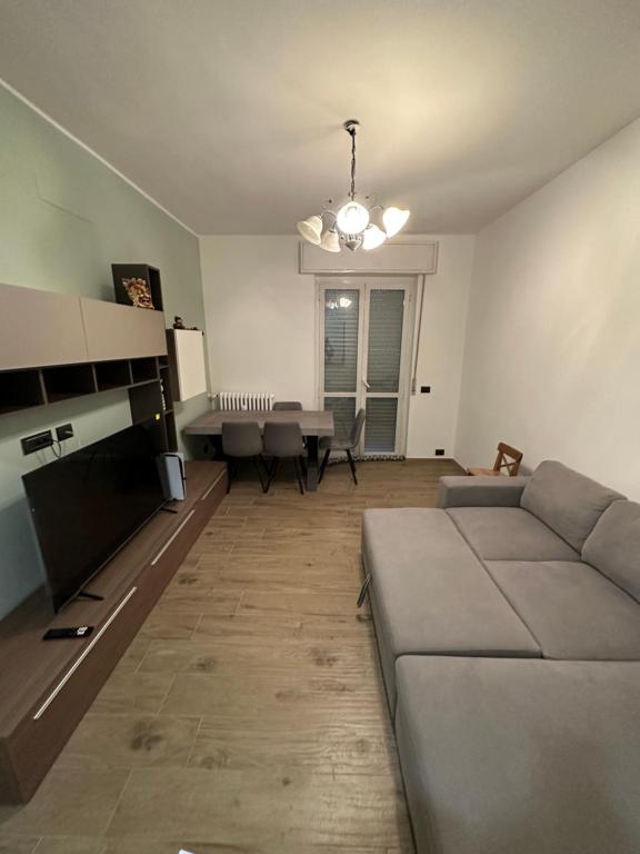een woonkamer met een bank en een tafel bij Green Apartment in Pioltello