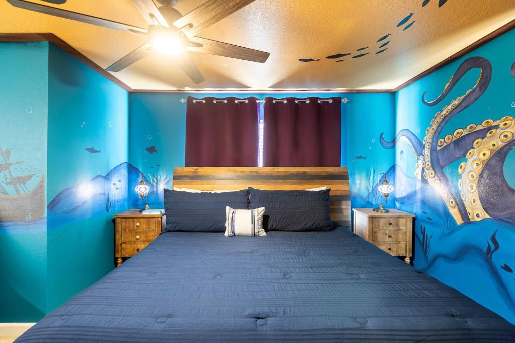 une chambre avec des murs bleus et une fresque murale représentant des pieuvres dans l'établissement Amazing Thematic House Pvt PoolArcades Resort, à Orlando