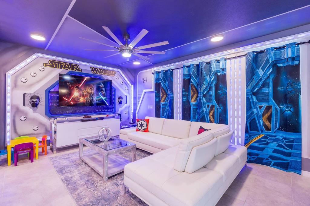 Una sala de estar con un sofá blanco y un televisor. en Star Wars themed with pool and Game Room on Resort, en Davenport