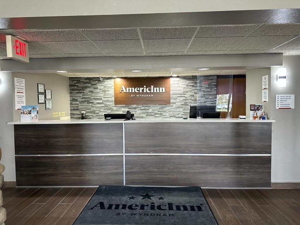 een toegang tot een antidunne spoedeisende hulp in een ziekenhuis bij AmericInn by Wyndham Stuart in Stuart