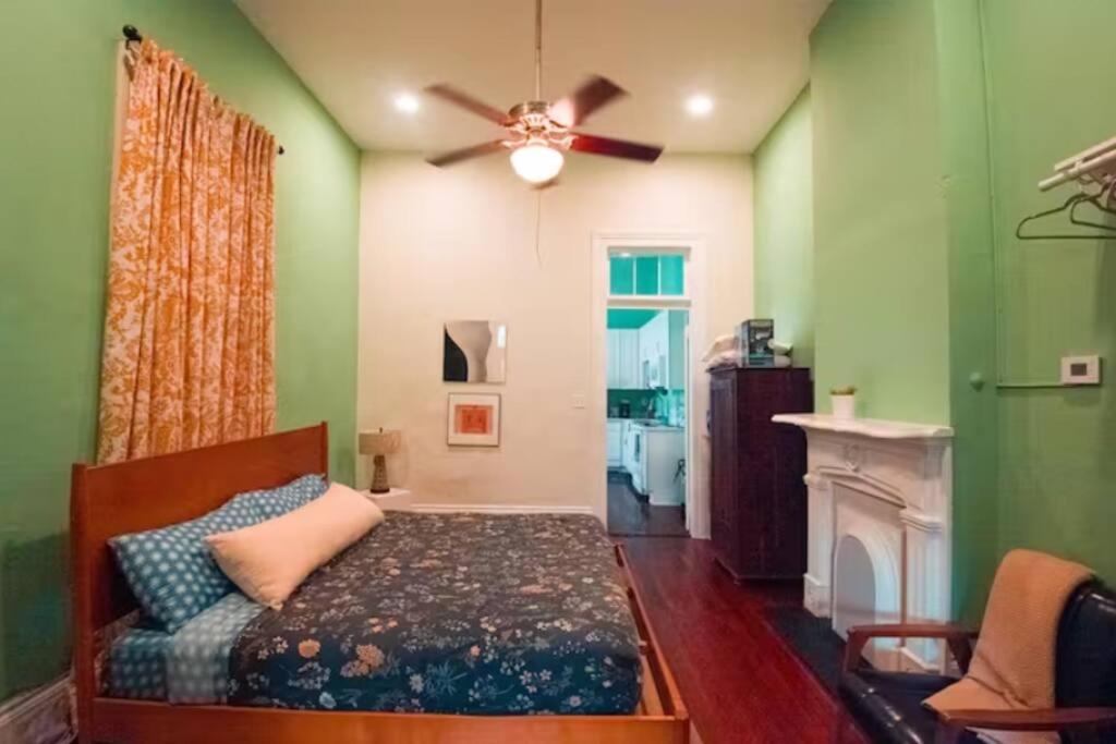 1 dormitorio verde con 1 cama y ventilador de techo en Jazzy vibrant getaway Hot Tub Cabana 1517, en Nueva Orleans