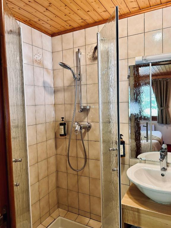 Ein Badezimmer in der Unterkunft Hameau des Prodains - H&ocirc;tel