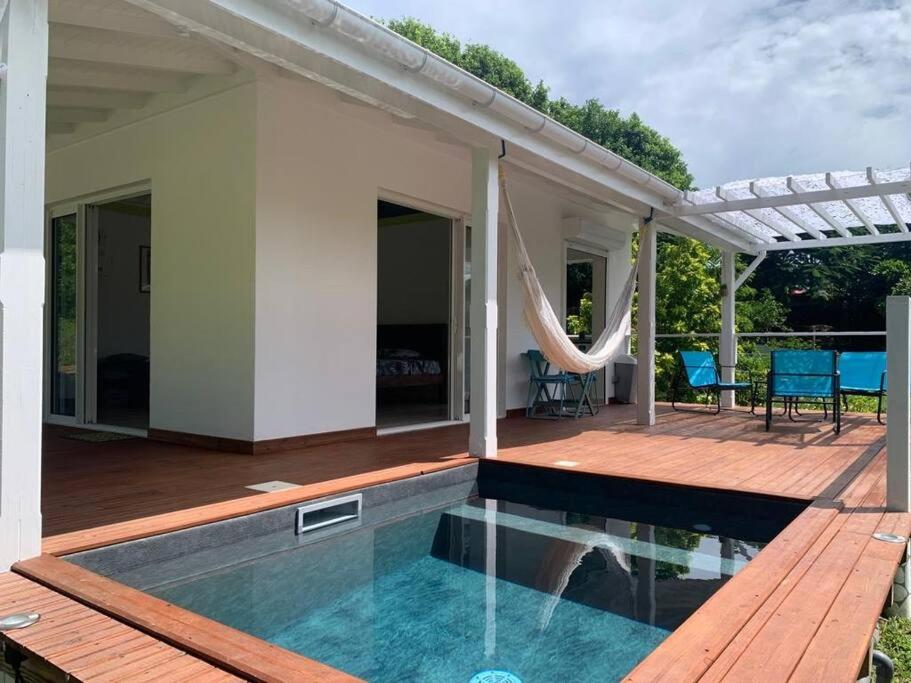 une maison avec une piscine et une terrasse dans l'établissement Bungalow l'amandier avec piscine, à Terre-de-Haut