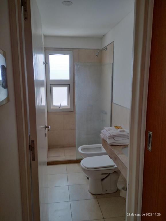 ベナド・トゥエルトにあるMarconiのバスルーム(トイレ、シャワー付)、窓が備わります。