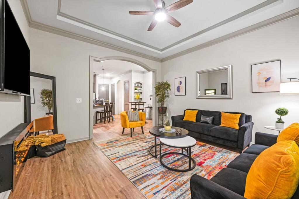ein Wohnzimmer mit einem Sofa und einem Tisch in der Unterkunft Luxe 2 Bedroom Oasis near Cobb and Truist Park in Atlanta