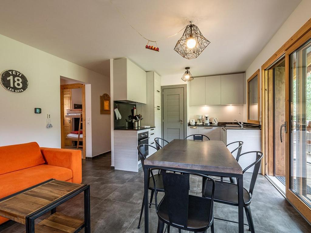 une cuisine et un salon avec une table et des chaises dans l'établissement Appartement 3 Pièces + Cabine, 6 Pers, Terrasse Sud/Est, Proche Pistes, Garage, Wi-Fi - FR-1-671-106, aux Gets