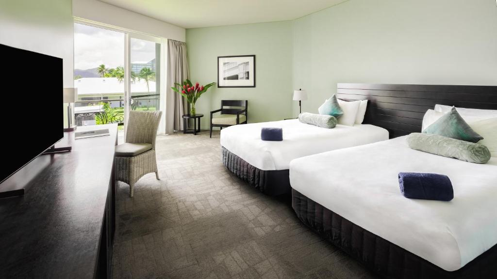 Postel nebo postele na pokoji v ubytování Grand Pacific Hotel