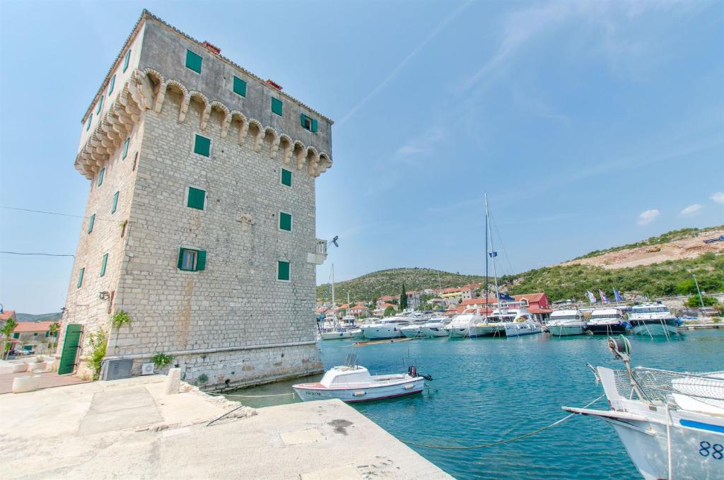 ein Gebäude im Wasser mit Booten in einem Hafen in der Unterkunft House Jozo in Marina