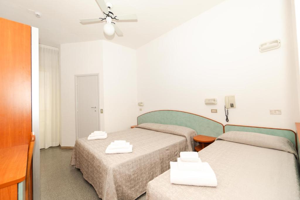 Postel nebo postele na pokoji v ubytování Hotel Saint Louis