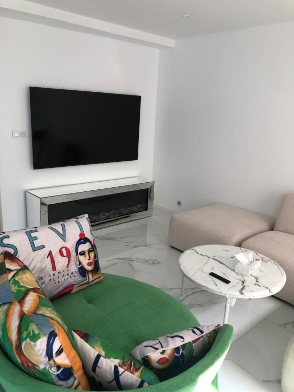 un salon avec un canapé et une table dans l'établissement Promenade des anglais 20 mètres, à Nice