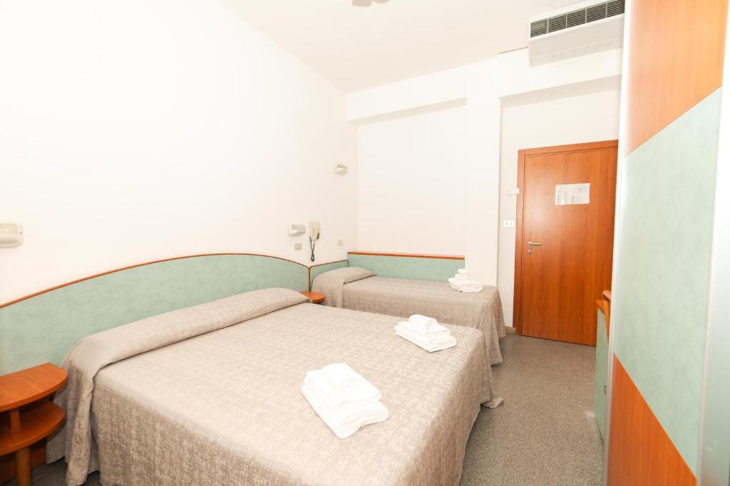 Postel nebo postele na pokoji v ubytování Hotel Saint Louis