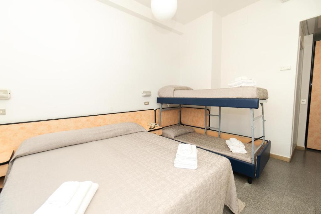 Postel nebo postele na pokoji v ubytování Hotel Saint Louis