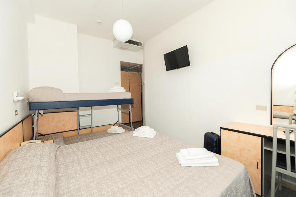 Postel nebo postele na pokoji v ubytování Hotel Saint Louis