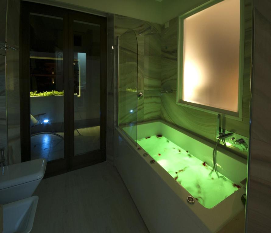 Łazienka w obiekcie Terrazza Marco Antonio Luxury Suite