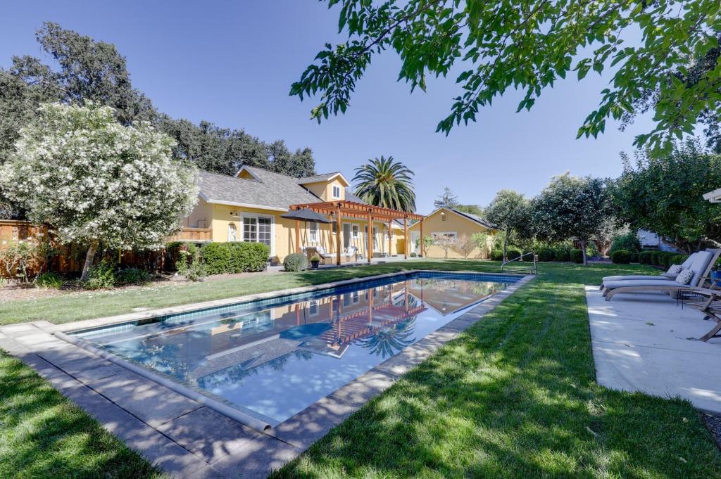 uma piscina no quintal de uma casa em Heavenly Sonoma Country Home Garden, Pool and Spa! em Sonoma
