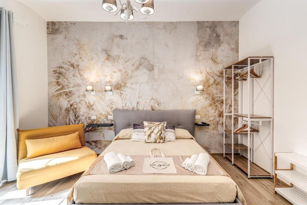 una camera con letto e divano di Nala Luxury Apartment with terrace a Roma