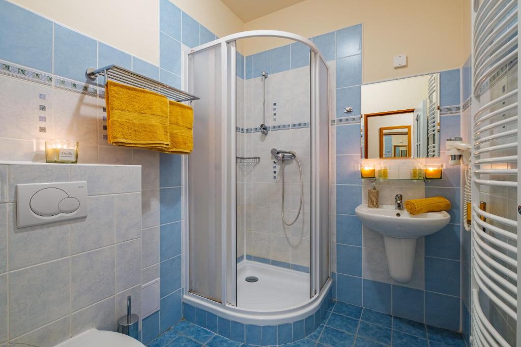 łazienka z prysznicem, toaletą i umywalką w obiekcie Hotel Orličan w mieście Rokytnice v Orlických Horách