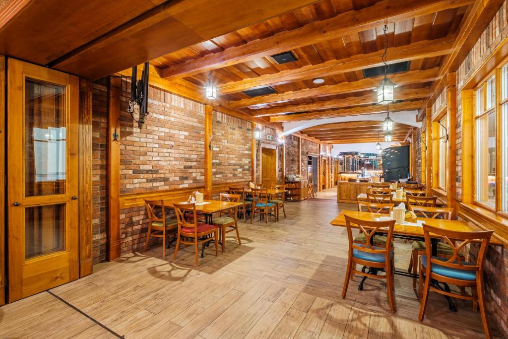 Restauracja lub miejsce do jedzenia w obiekcie Hotel Orličan