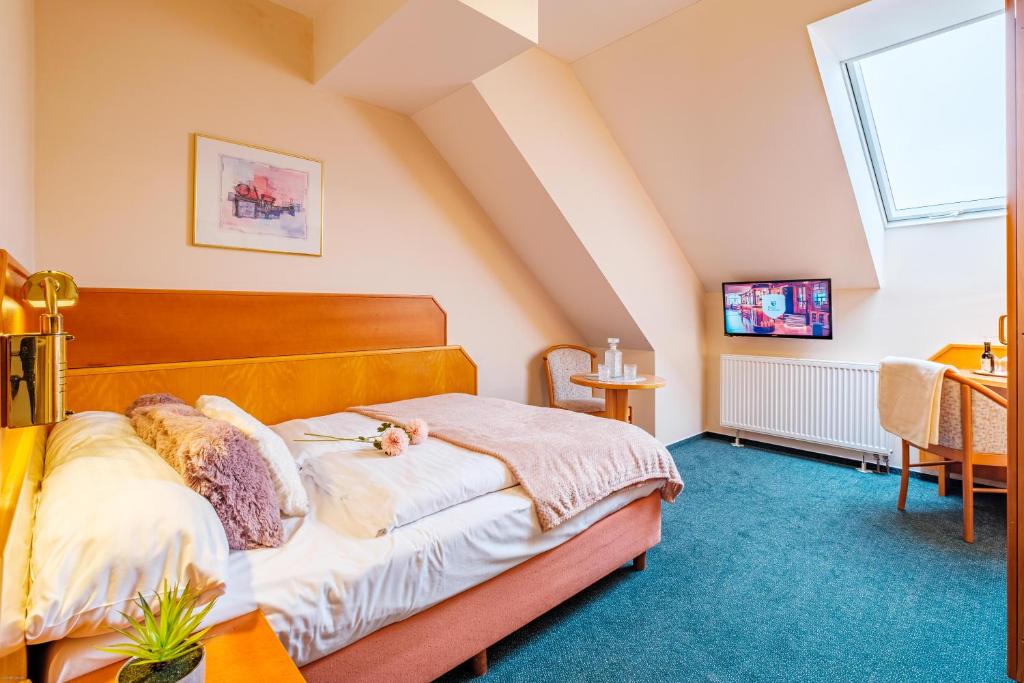 Łóżko lub łóżka w pokoju w obiekcie Hotel Orličan