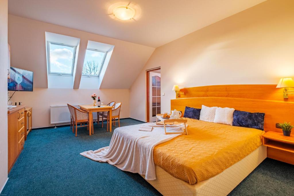 Łóżko lub łóżka w pokoju w obiekcie Hotel Orličan