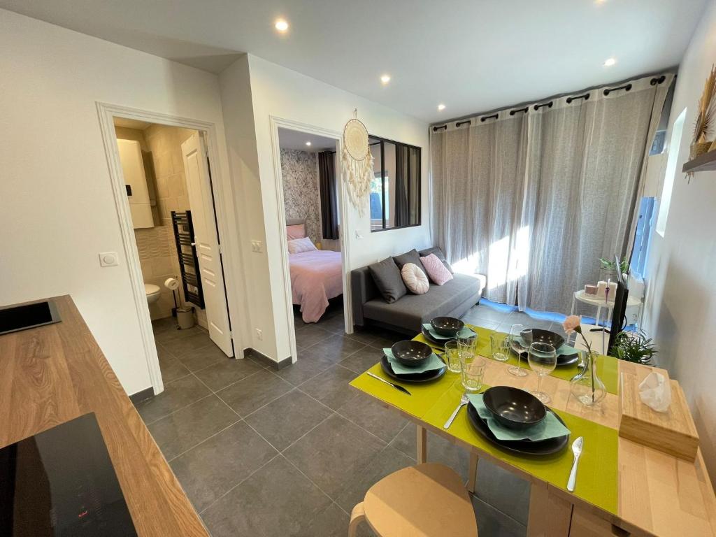 une cuisine et un salon avec une table jaune dans une pièce dans l'établissement Petite maison Disneyland Paris, à Magny-le-Hongre