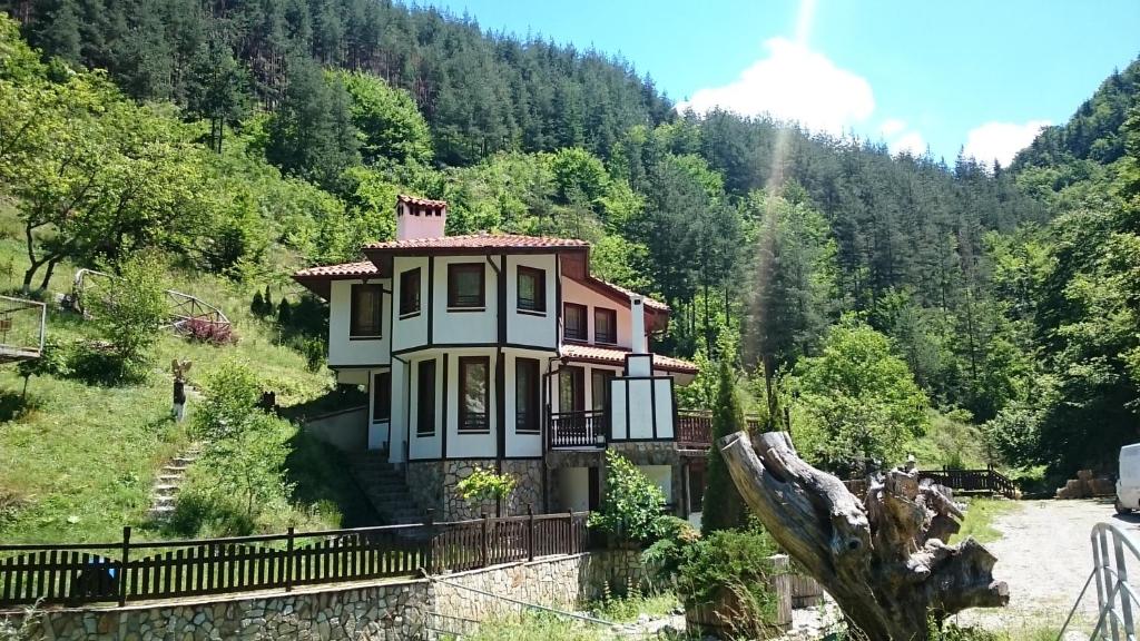 una casa al lado de una montaña en Villa Persenk, en Lyaskovo