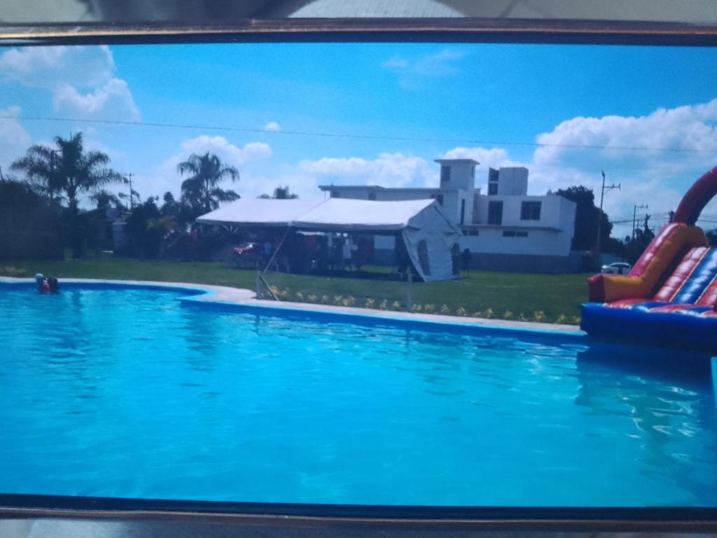 - Vistas a la piscina de una casa en Casa para fin de semana, en Monterrey