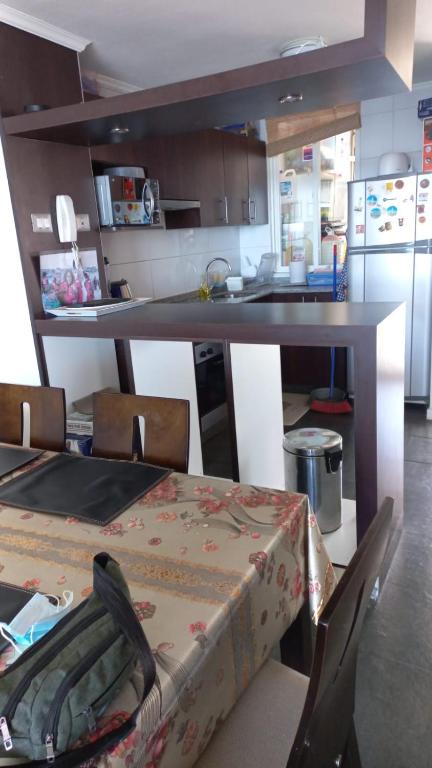 cocina con mesa y barra con mesa y sillas en Depto La Serena frente al mar, en La Serena