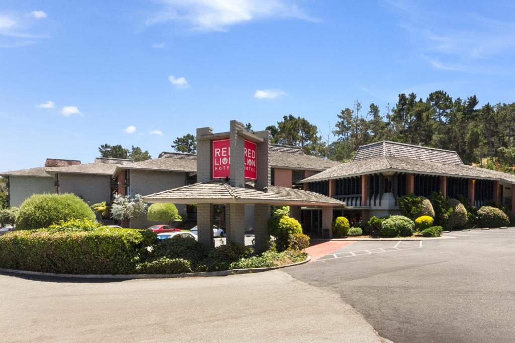 un hotel con un cartel delante de un estacionamiento en Red Lion Hotel Monterey en Monterey