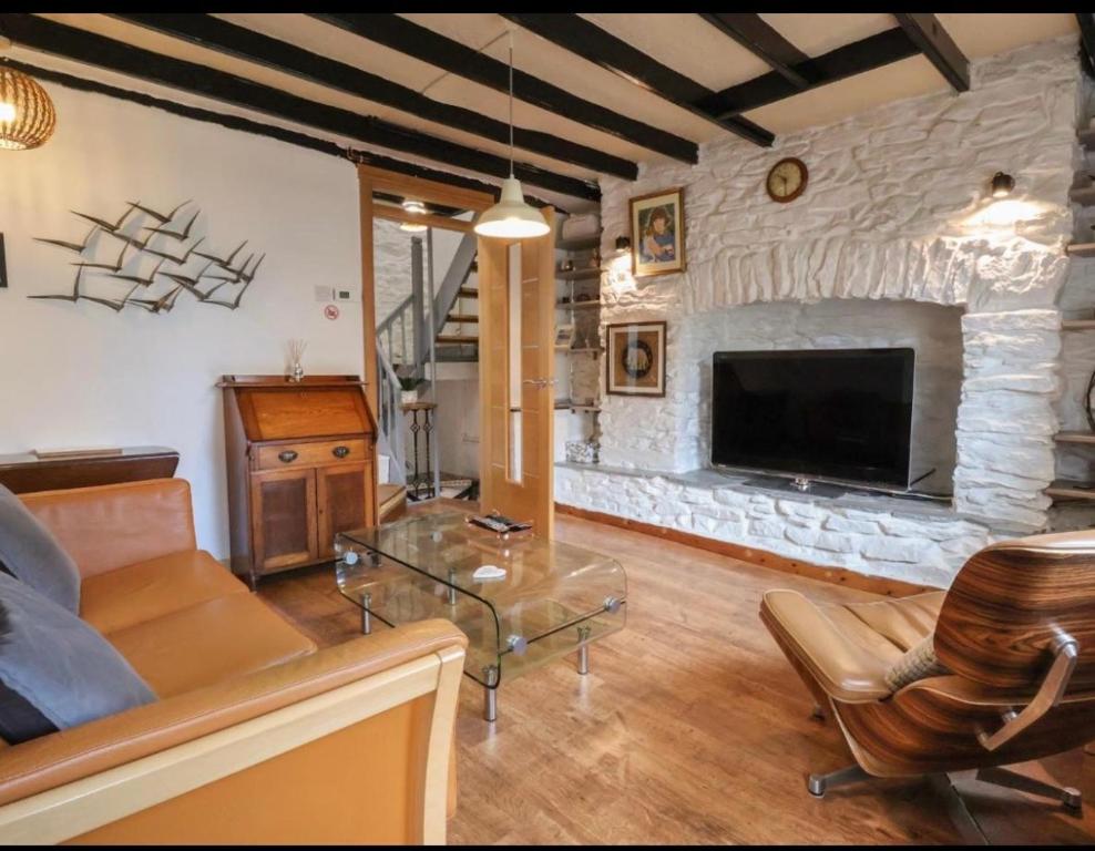 Coastal Village Cottage - Housity