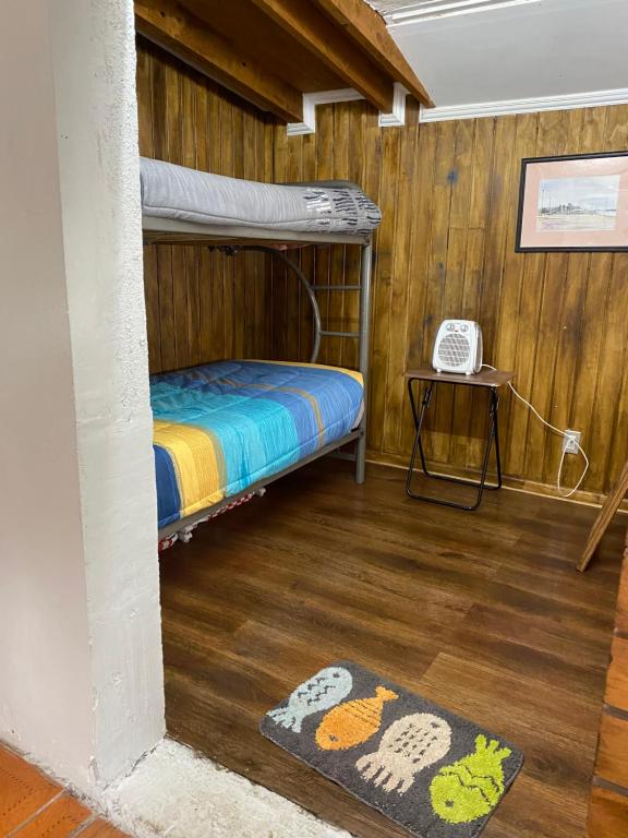 מיטה או מיטות קומותיים בחדר ב-Habitación para 4, acogedor, familiar, equipado, baño compartido