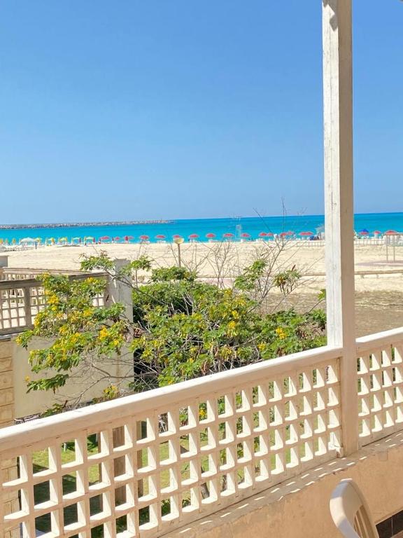 للإيجار 4 غرف أول صف بحر مارينا الساحل الشمالي العلمين 0ج