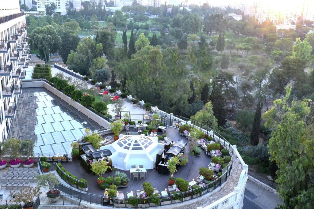 una vista aérea de un jardín en un edificio en Waldorf Astoria Jerusalem, en Jerusalén