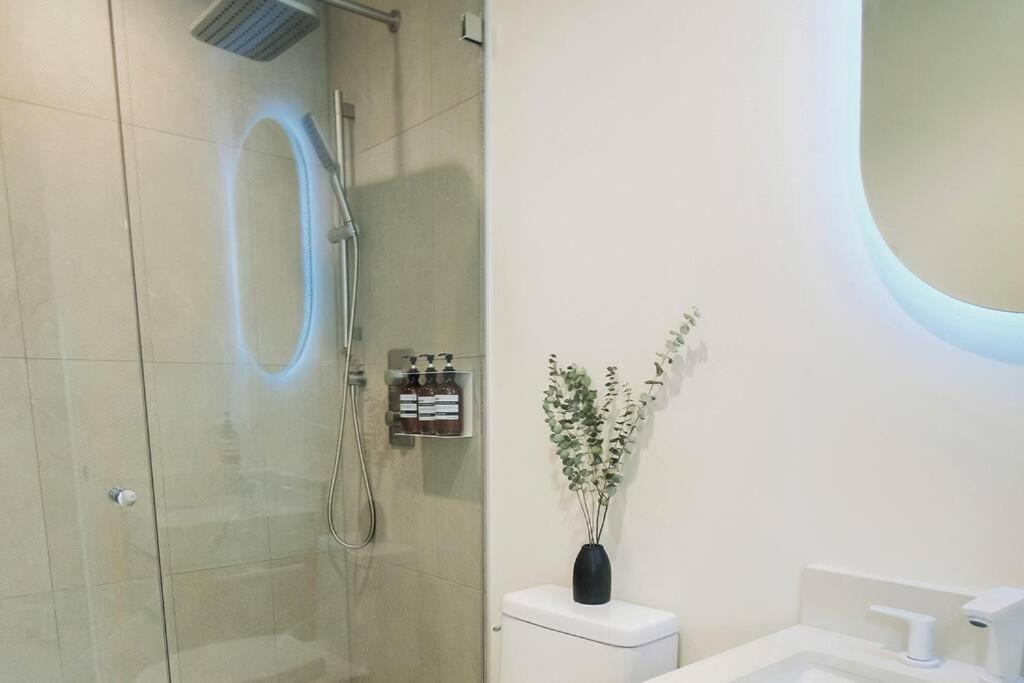 e bagno con doccia, servizi igienici e lavandino. di Newly Renovated 2 Bedroom Condo in Japantown! Near Railtown & Gastown! a Vancouver