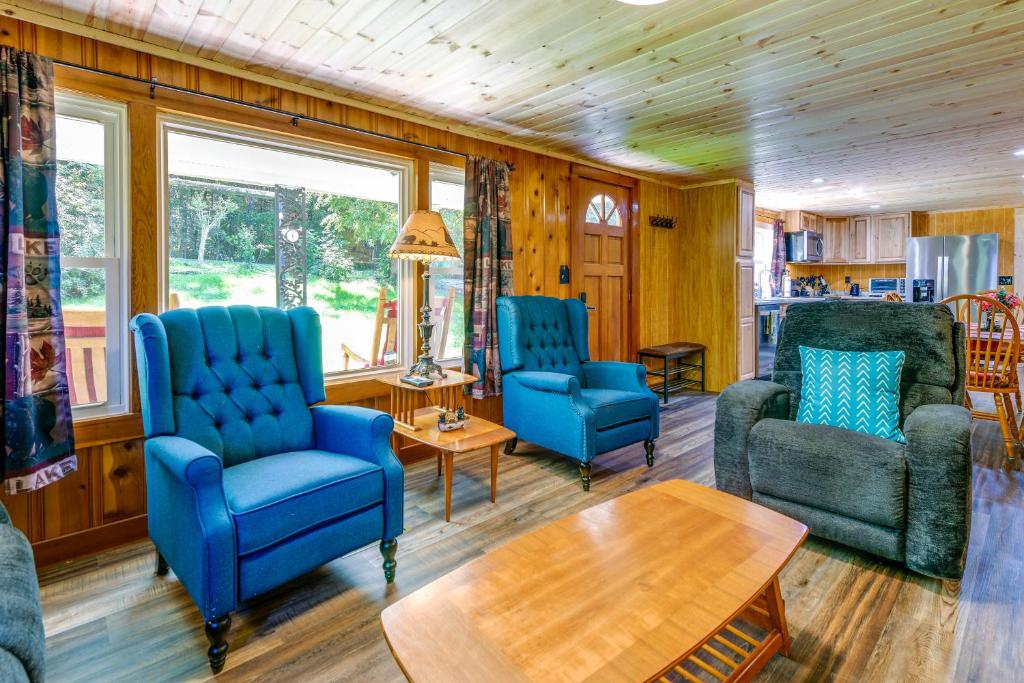 Seating area sa Rustic Cosby Cabin with Furnished Deck and Yard!