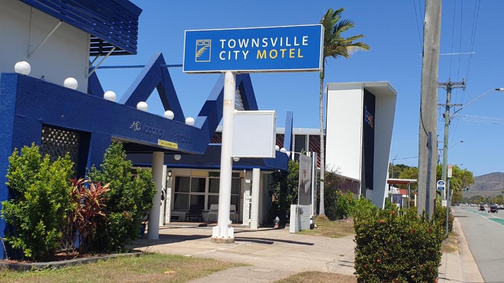 un letrero de la calle frente a un motel de la ciudad en Townsville City Motel, en Townsville