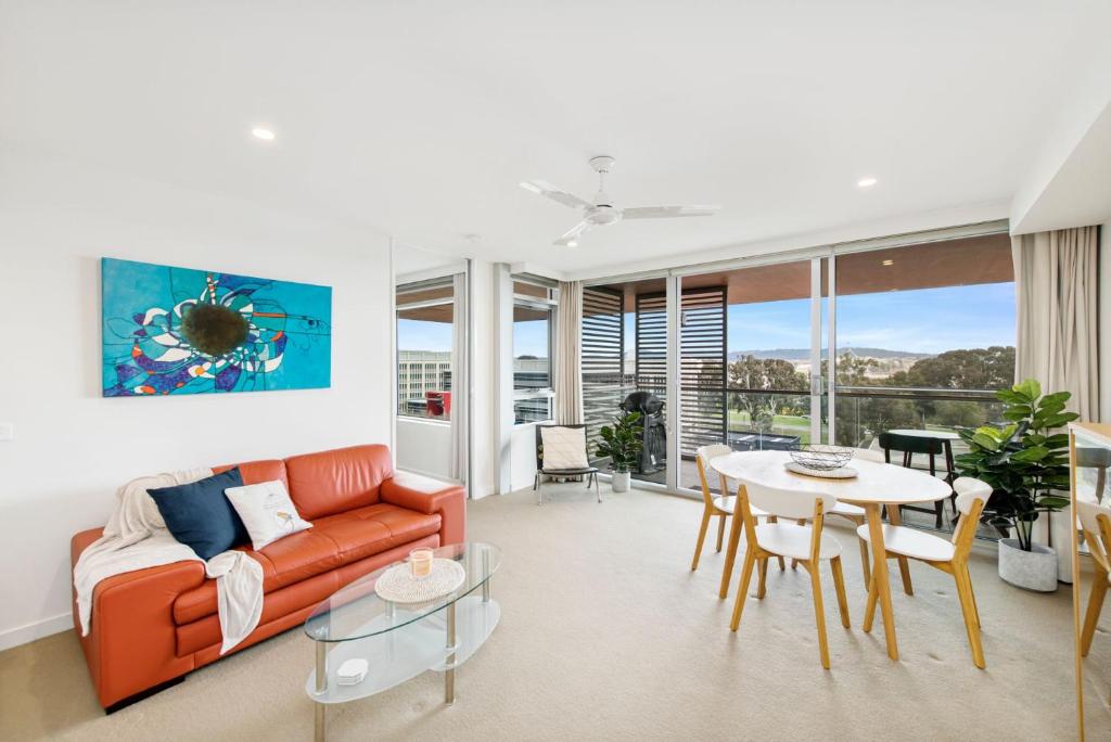 een woonkamer met een bank en een tafel bij Jamieson Apartments Reid ACT in Canberra