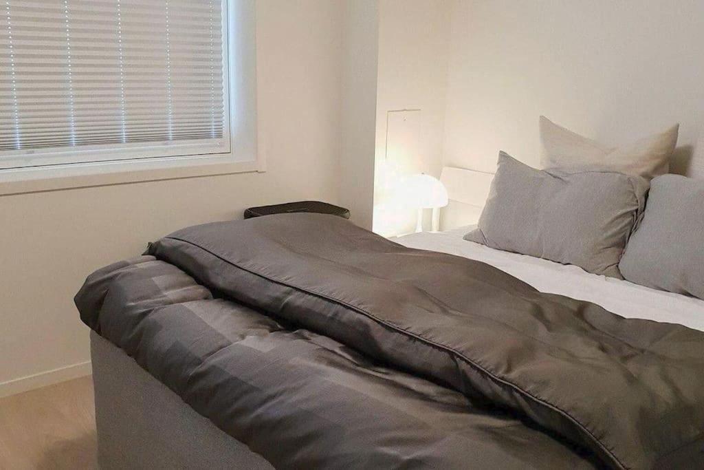 łóżko z kocem w sypialni w obiekcie Book an apartment just for you in central Tromsø w mieście Tromsø