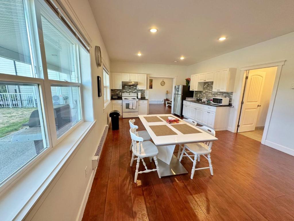 a kitchen with a table and chairs in a room at Oasis in Victoria