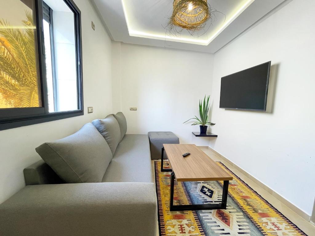 ein Wohnzimmer mit einem Sofa und einem Tisch in der Unterkunft Surfside Studio in Taghazout 2-3px in Taghazout