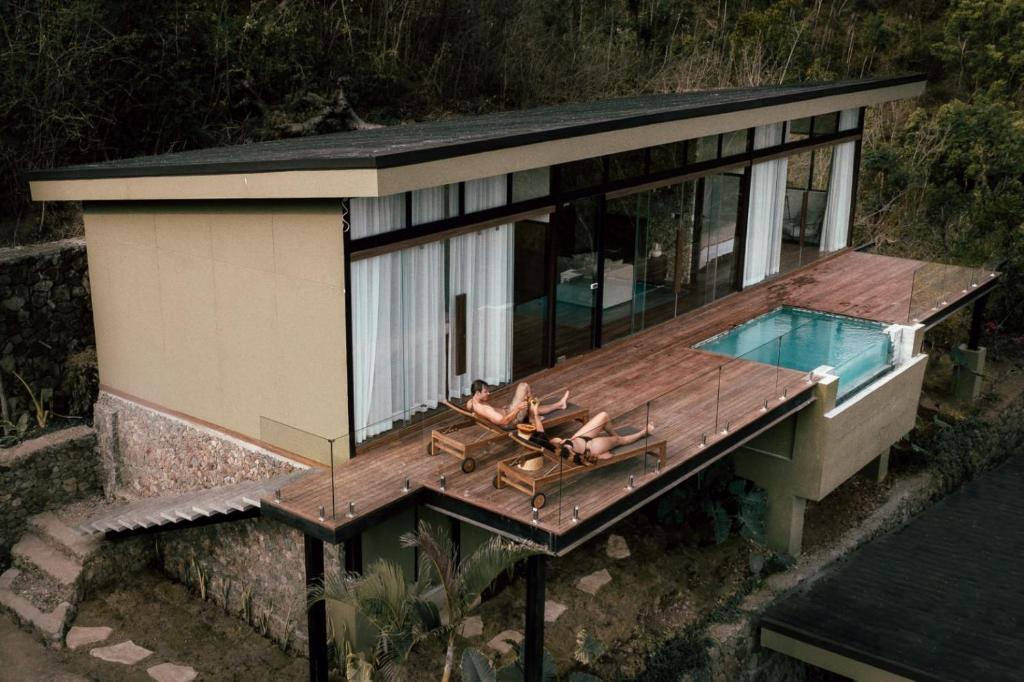 uma casa com um deque e uma piscina em The Habitat Lombok em Kuta