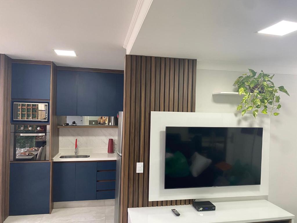 sala de estar con TV de pantalla plana grande en Esuites Congonhas en São Paulo