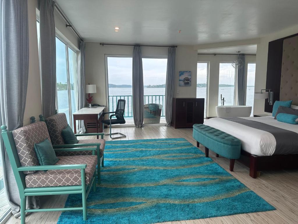 sypialnia z łóżkiem i dużym dywanem w obiekcie Ocean Sky Bocas Hotel w mieście Bocas del Toro