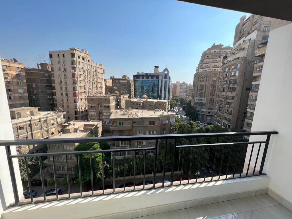 einen Balkon mit Stadtblick in der Unterkunft Marim tower in Kairo