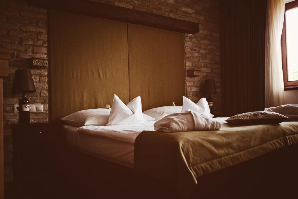 Łóżko lub łóżka w pokoju w obiekcie Crocus Gere Bor Hotel Resort & Wine Spa